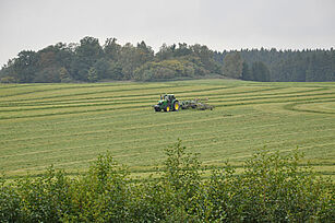 Trecker bei der Heuernte auf einer typischen Grünlandfläche in der Modellregion Mitte-Ost ©Ref.75/LfULG