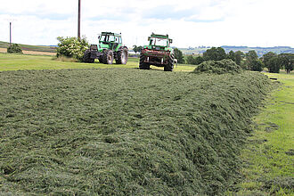 Zwei Trecker bei der Silageherstellung ©Kuka/JKI
